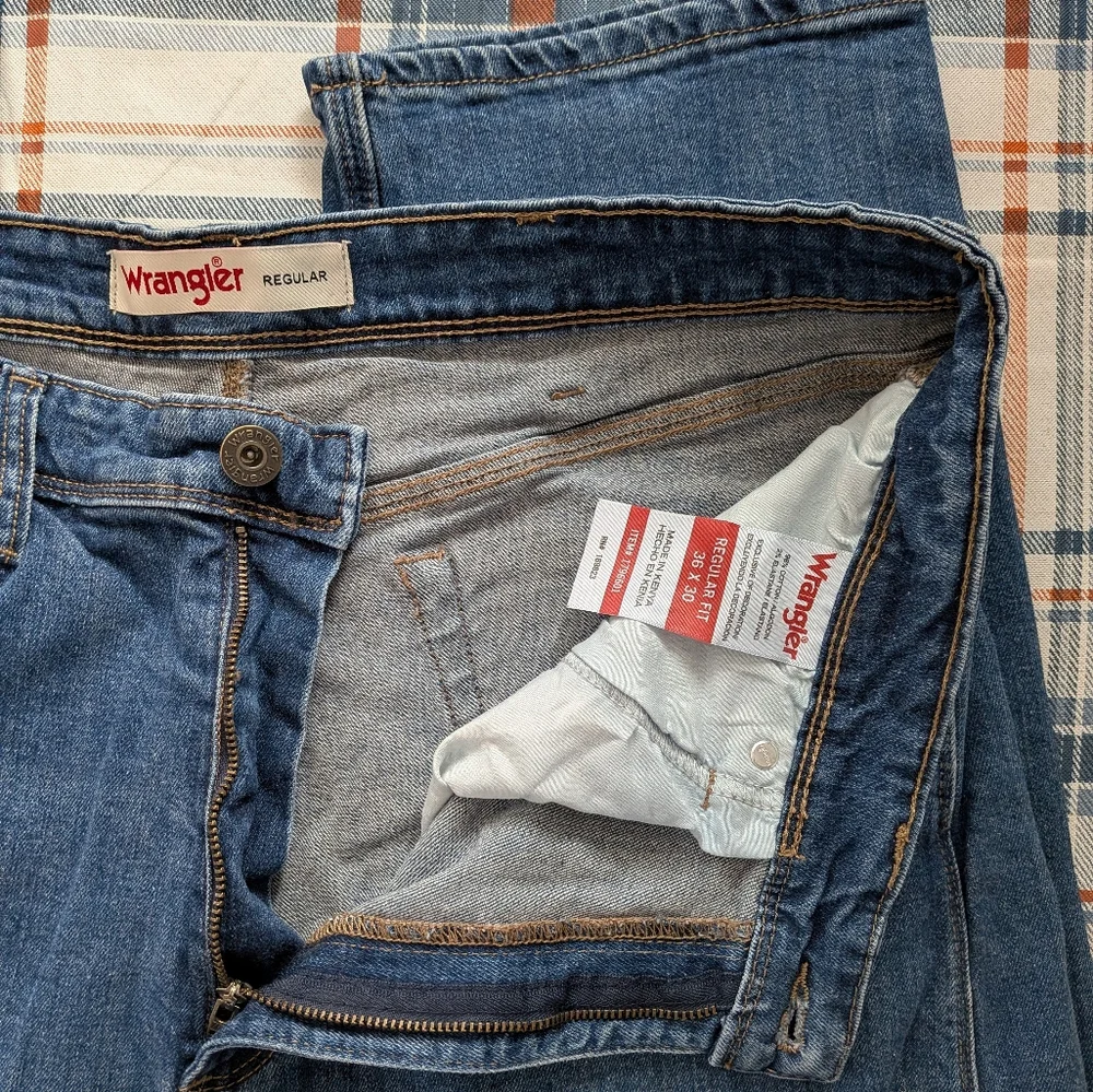 Wrangler Men's Relaxed Fit Blue Jeans Sz 36 x 30 Regular Fit - Picture 4 of 9